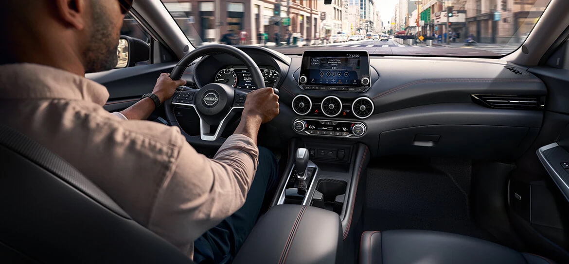 Homme au volant de la Nissan Sentra 2025.