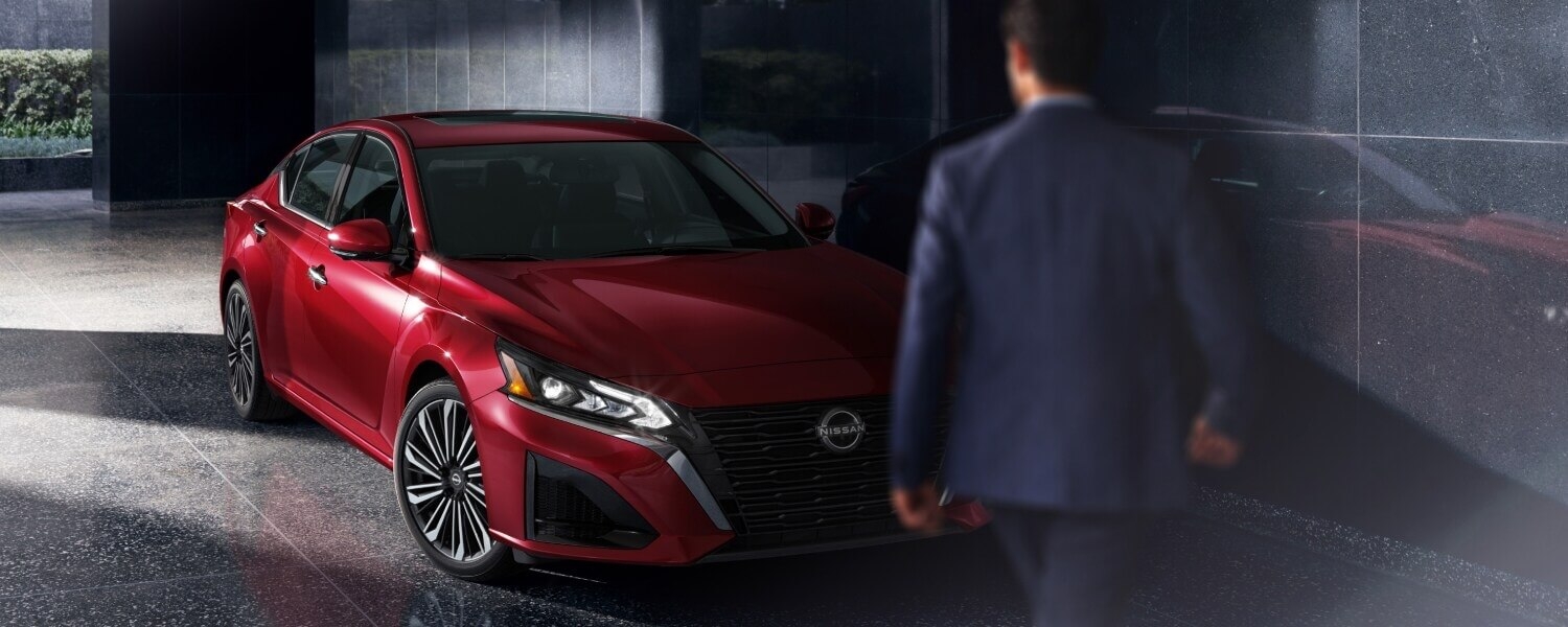 Homme s'apprêtant à essayer la Nissan Altima 2025.