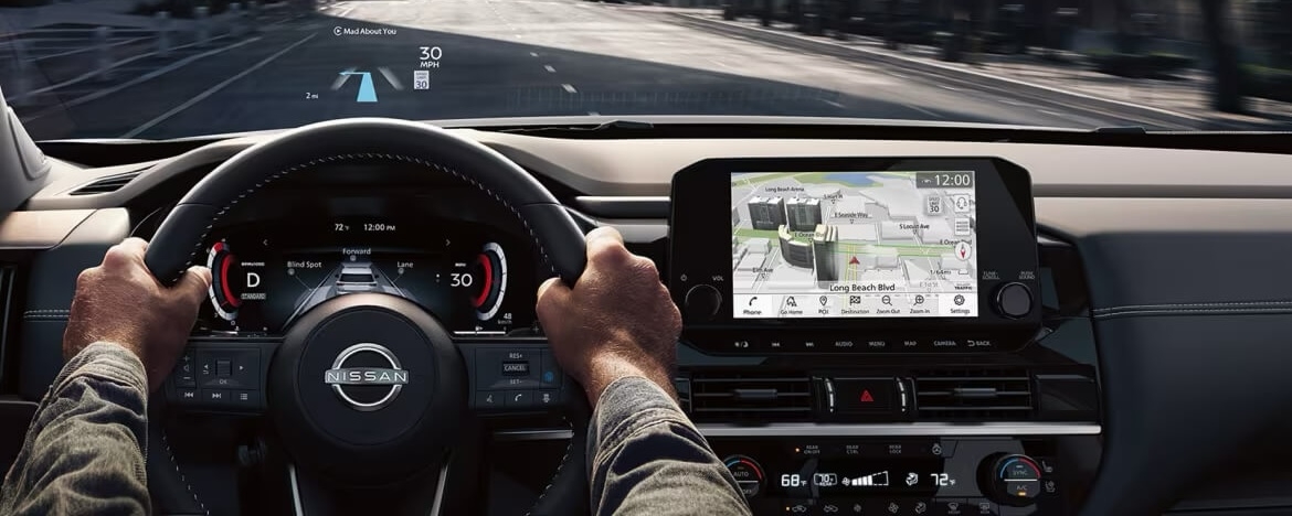 Au volant du Nissan Pathfinder 2025 incluant les technologies avancées.