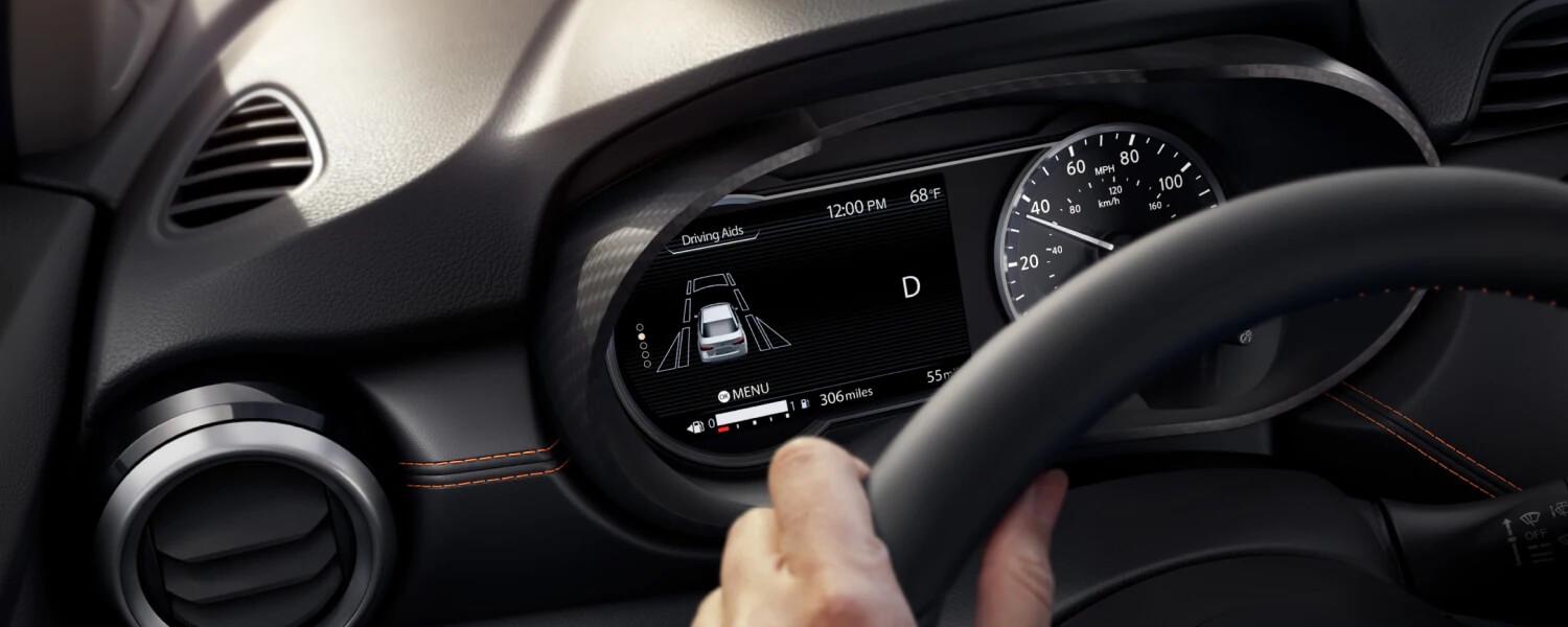 Au volant de la Nissan Versa 2025 incluant le tableau indicateur du conducteur.