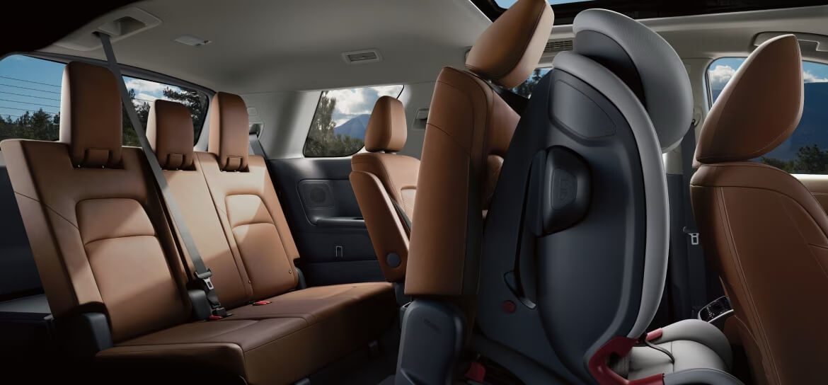 Intérieur du Nissan Pathfinder 2025 incluant la 2e rangée de sièges rabattue.